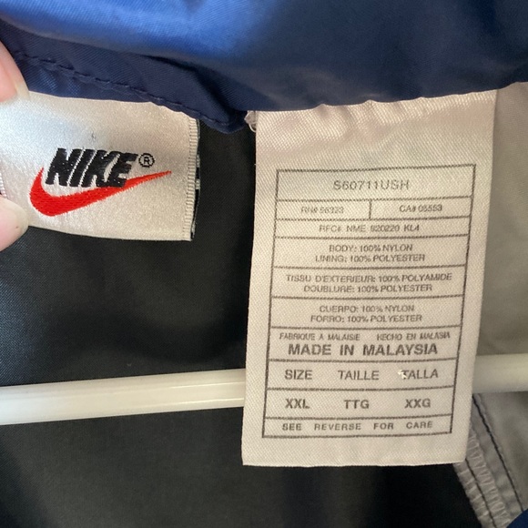 Vintage 1990’s Nike Men's Blue and Black Windbreaker - Picture 2 of 5
